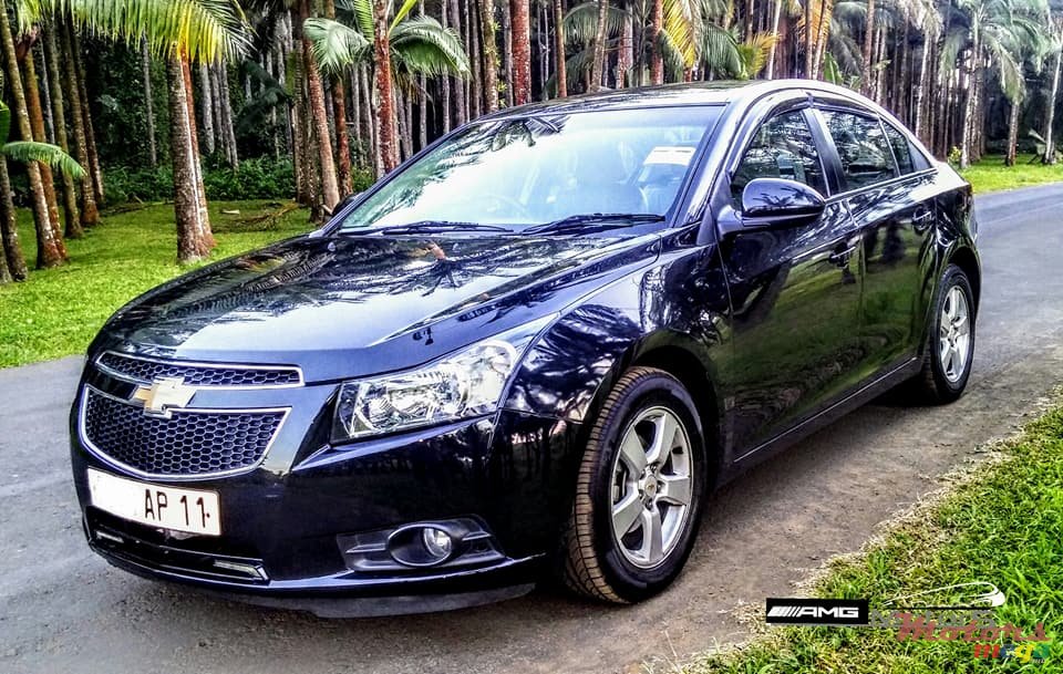 2011' Chevrolet Cruze LT photo #2