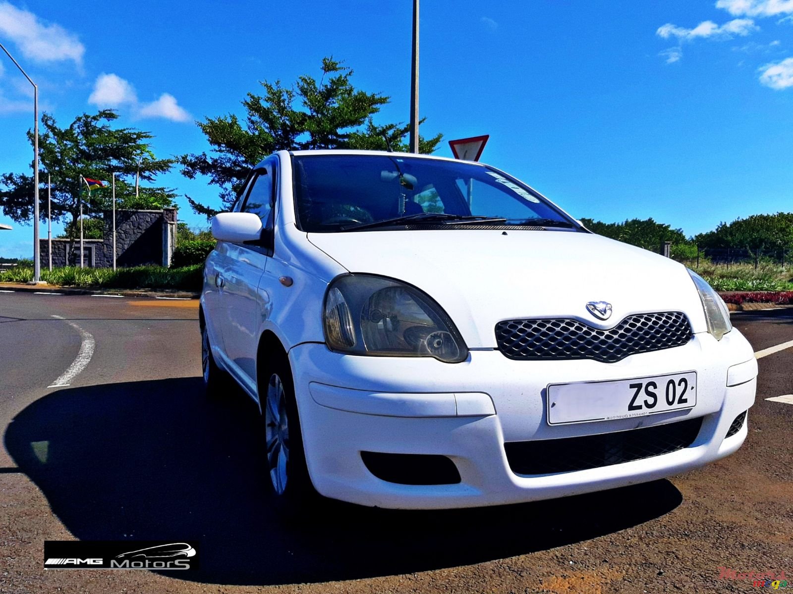2002' Toyota Vitz photo #1
