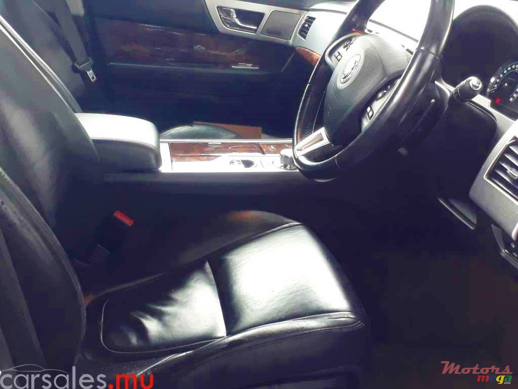 2013' Jaguar XF photo #5