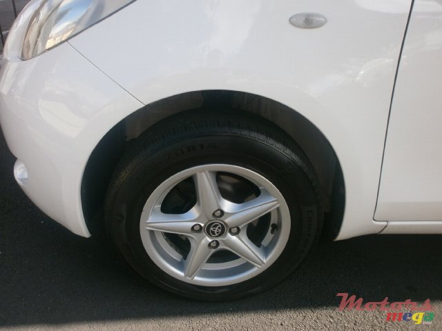 2006' Toyota Vitz photo #2