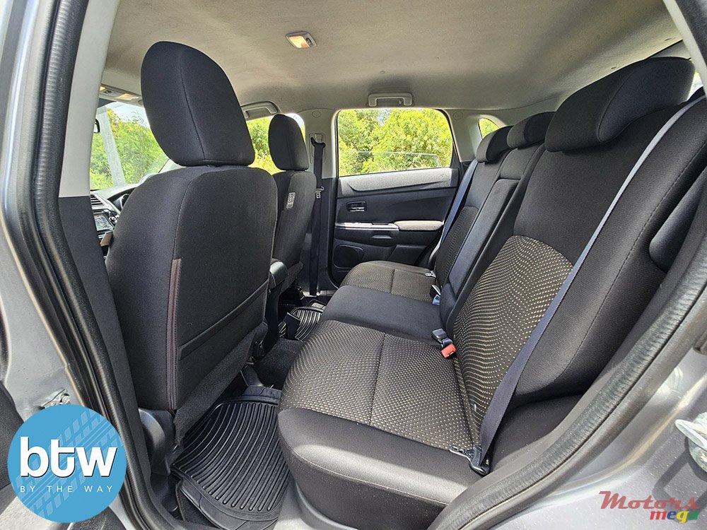 2014' Mitsubishi ASX photo #5