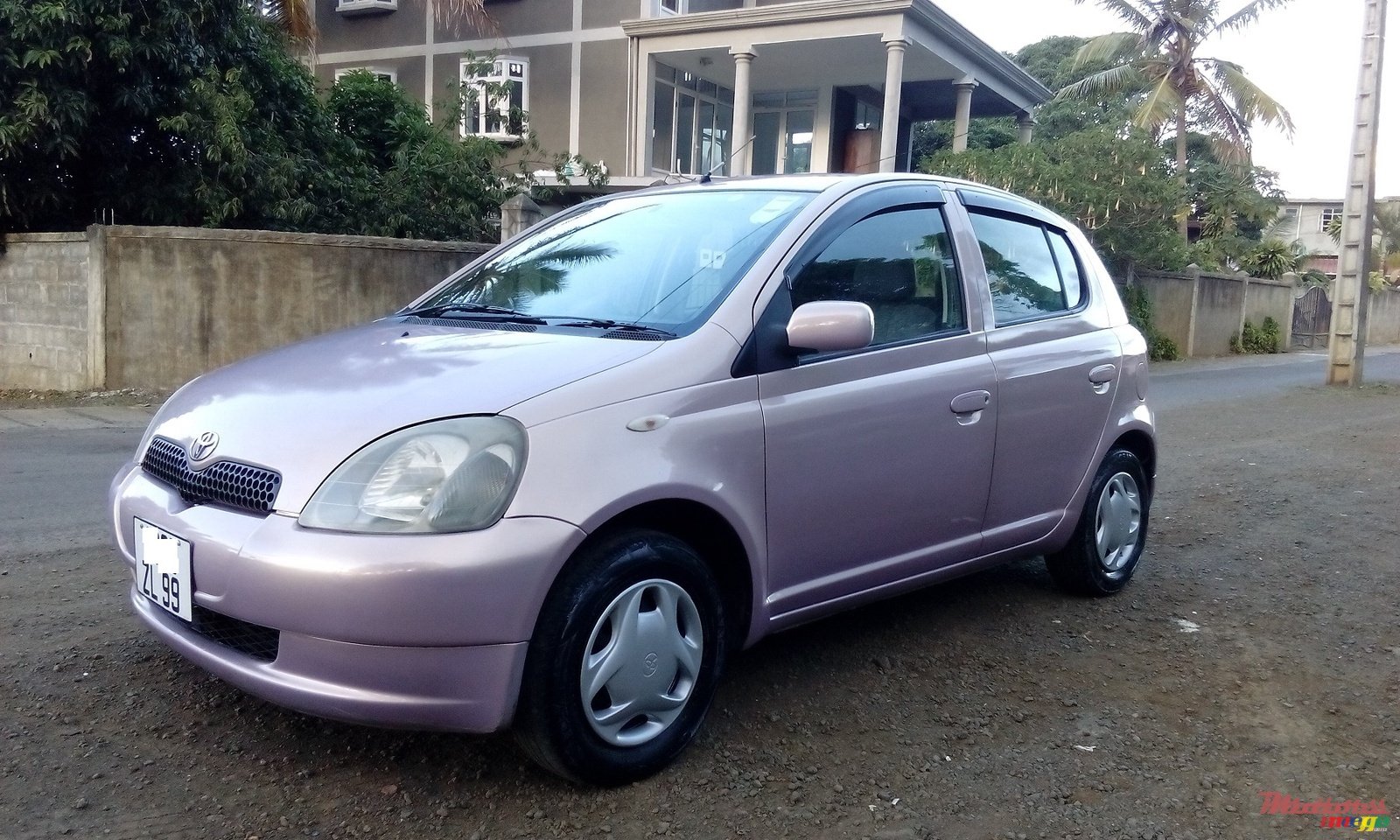 1999' Toyota Vitz berline photo #1