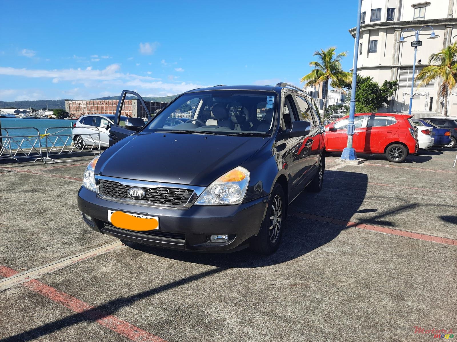 2013' Kia Carnival STATION WAGON photo #2