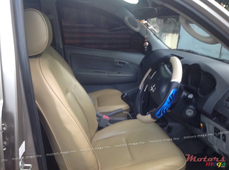 2011' Toyota Hilux photo #2