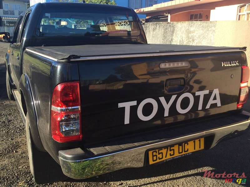 2011' Toyota Hilux photo #2