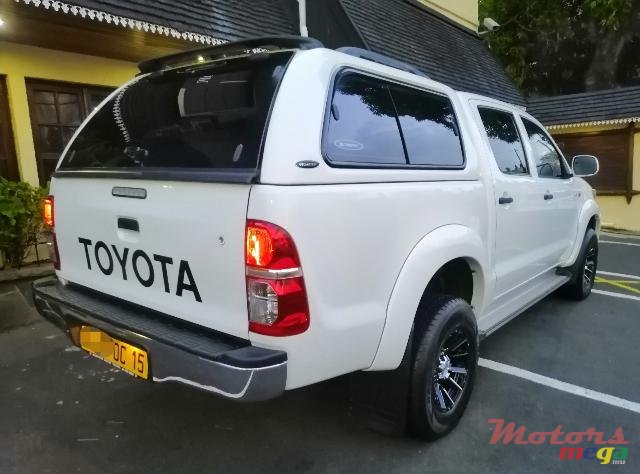 2015' Toyota Hilux photo #2