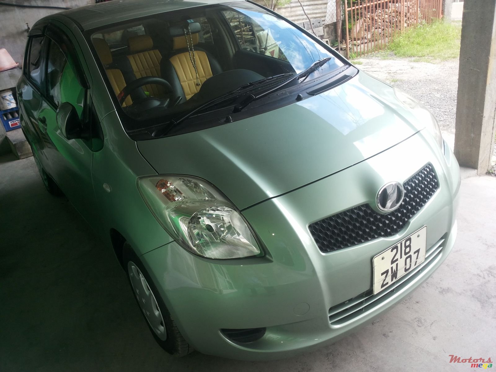 2007' Toyota Vitz photo #2