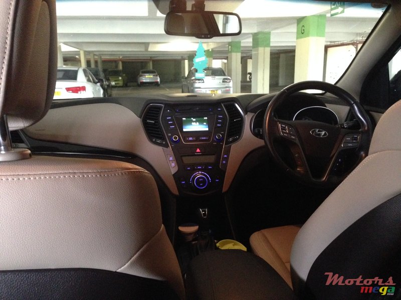 2015' Hyundai Santa Fe photo #2