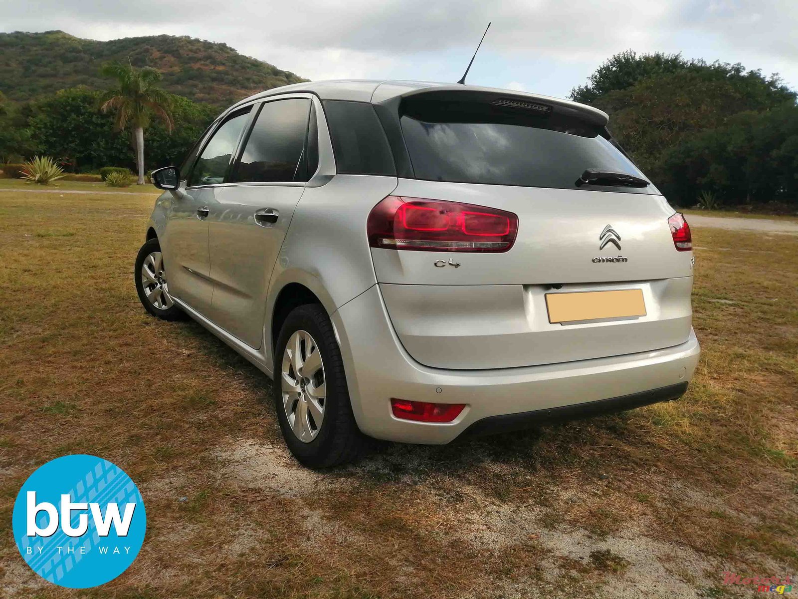 2015' Citroen C4 Picasso photo #2