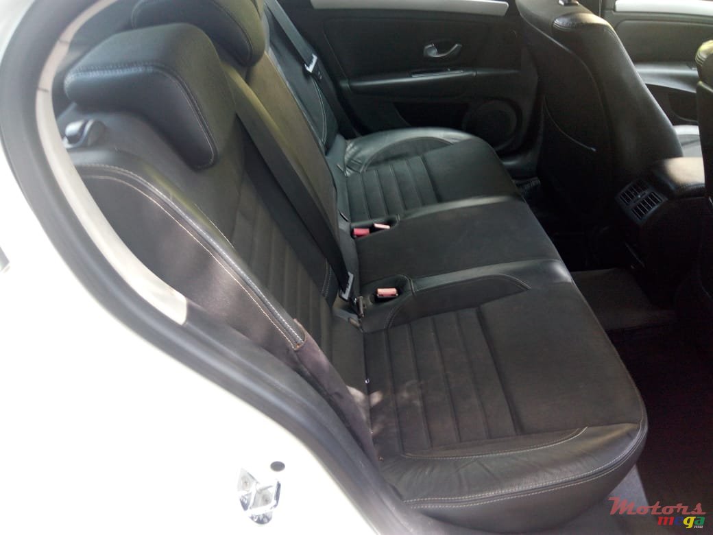 2009' Renault Laguna photo #3