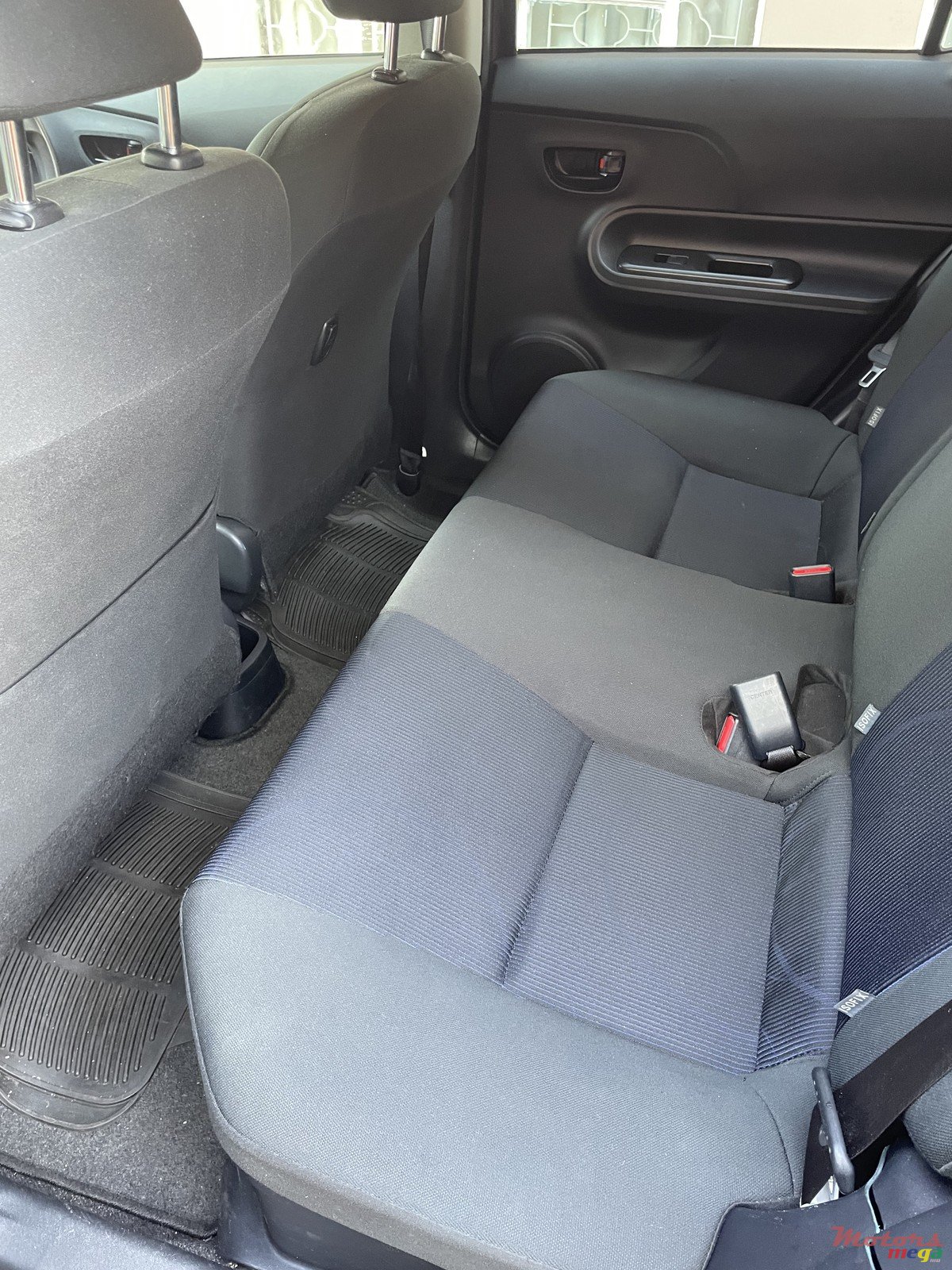 2016' Toyota Aqua photo #6