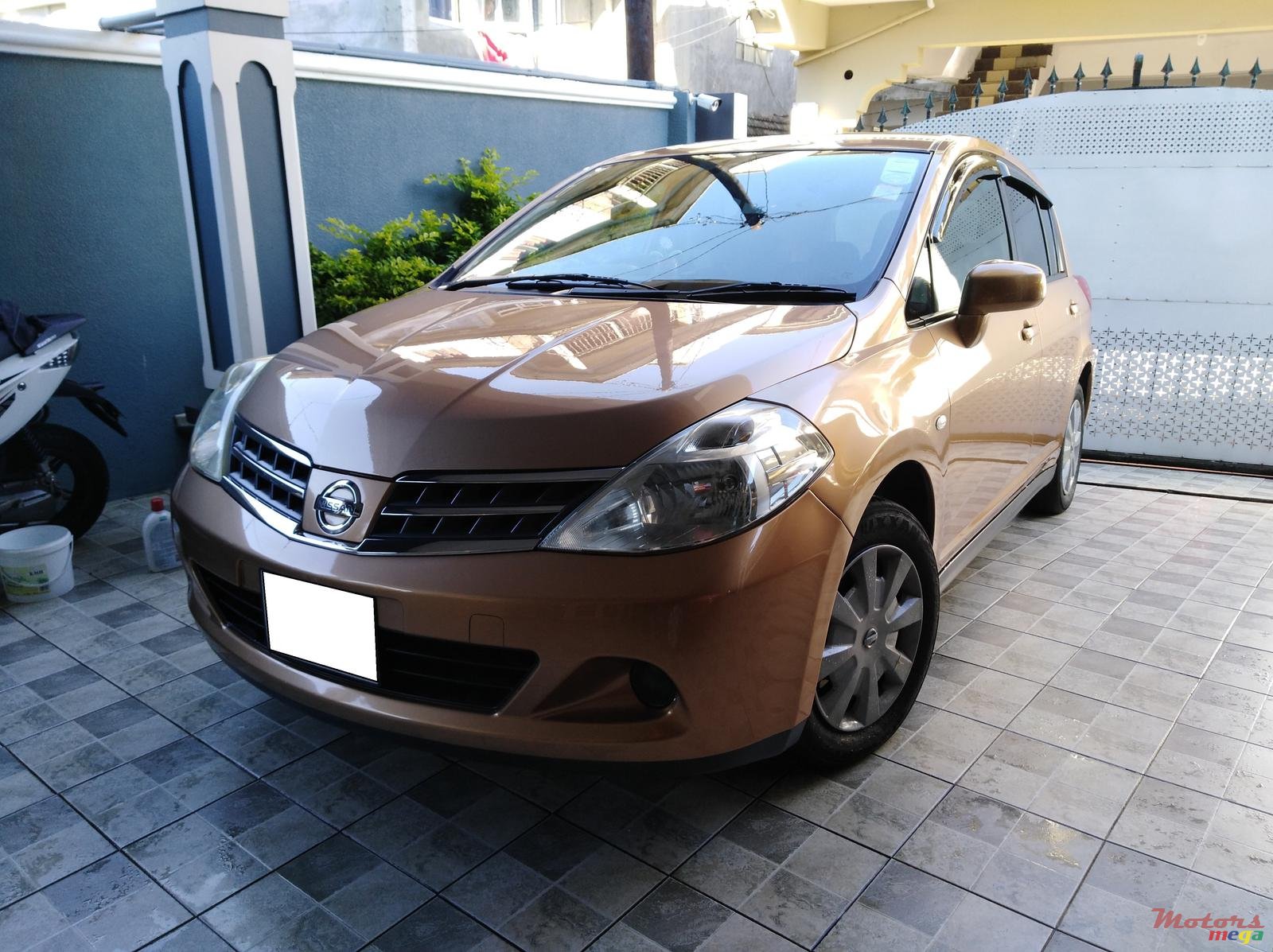 2009' Nissan Tiida Hatchback photo #1