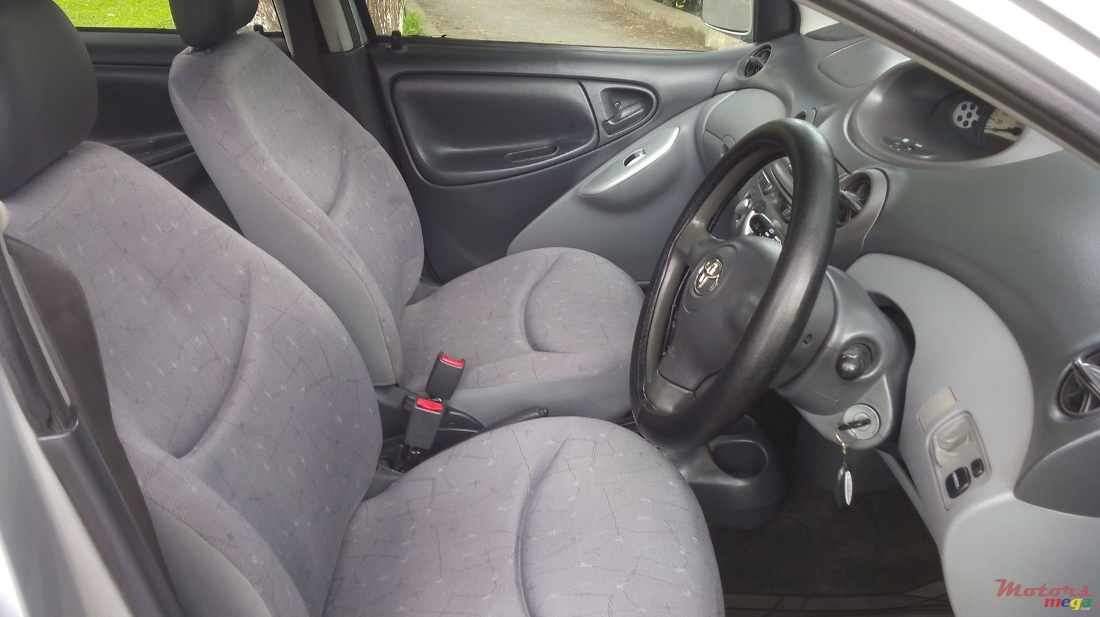 2002' Toyota Vitz photo #4