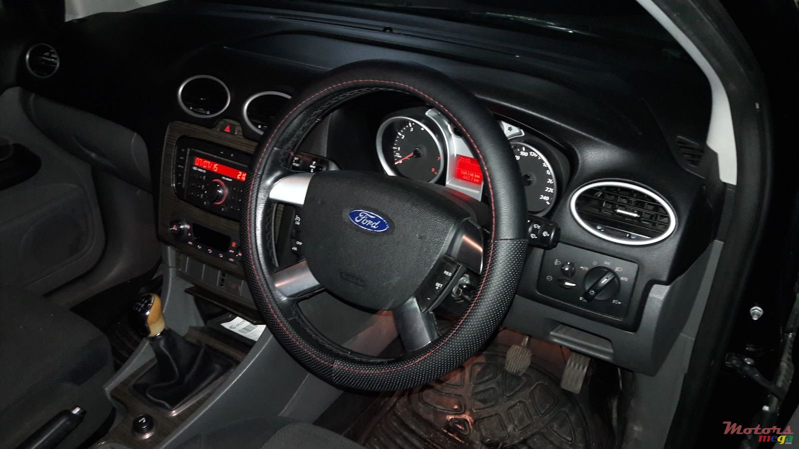 2010' Ford Focus Titanium Edition photo #4