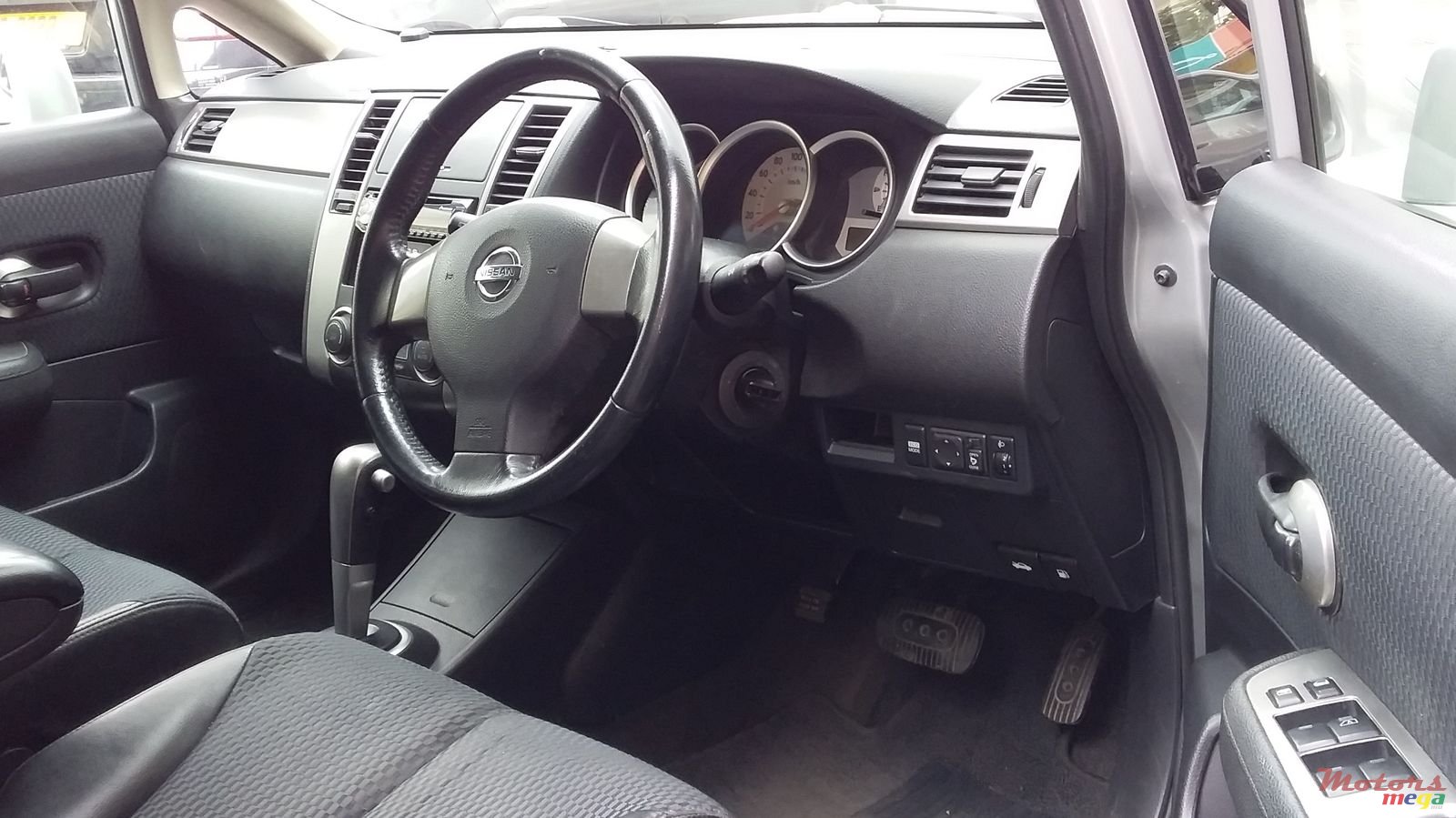 2011' Nissan Tiida photo #3