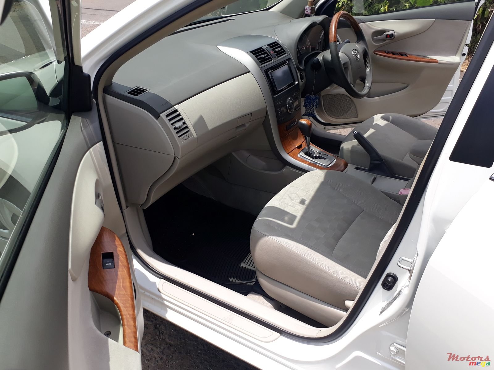 2010' Toyota Axio Grade G photo #3