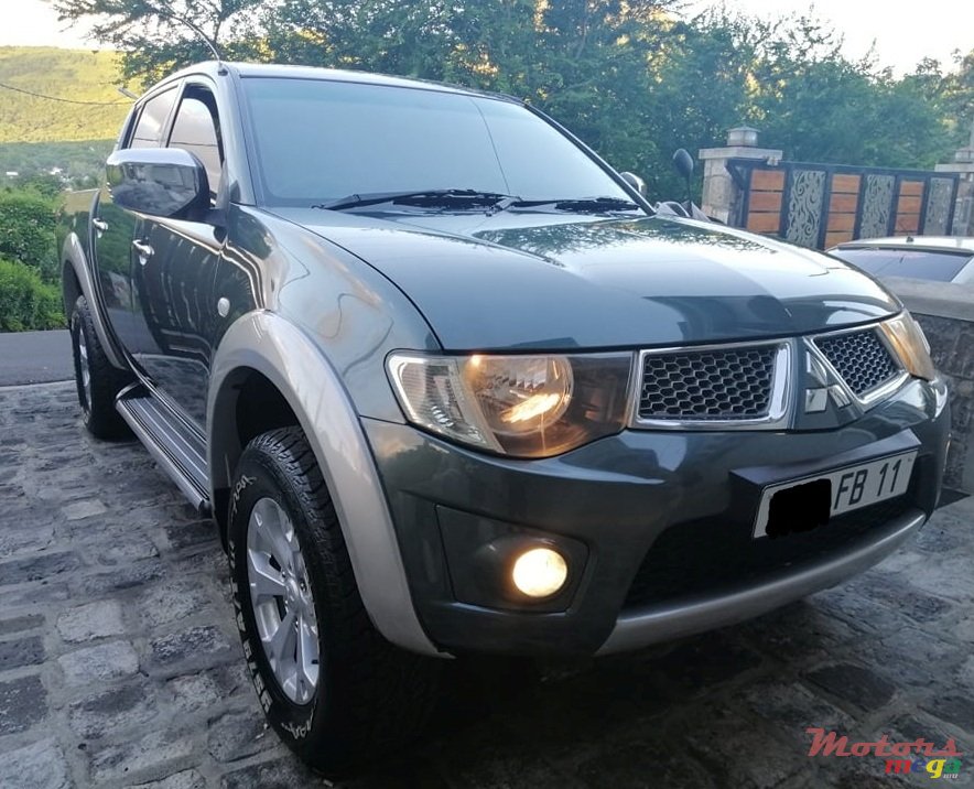 2011' Mitsubishi photo #1