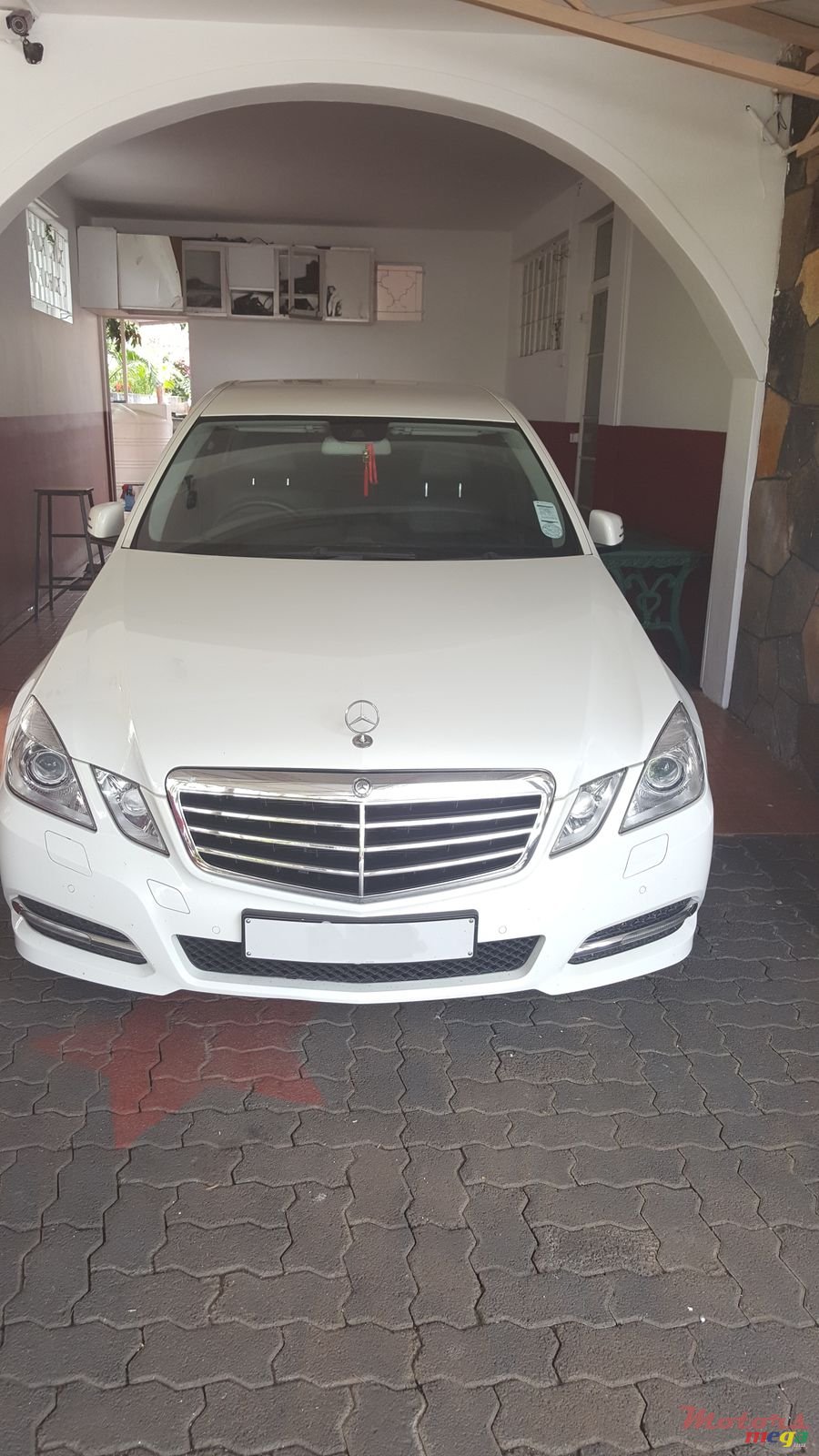 2012' Mercedes-Benz E-Class Avangarde photo #2