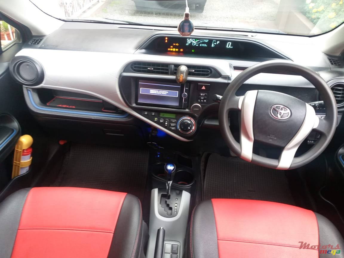 2014' Toyota Aqua Hybrid photo #6