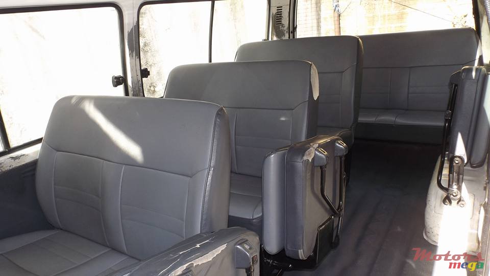 2005' Toyota HiAce photo #7