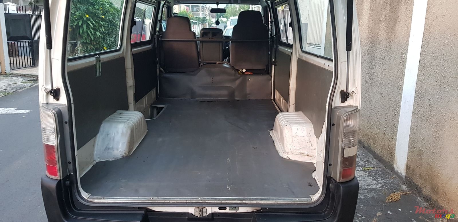 2005' Nissan Urvan photo #2