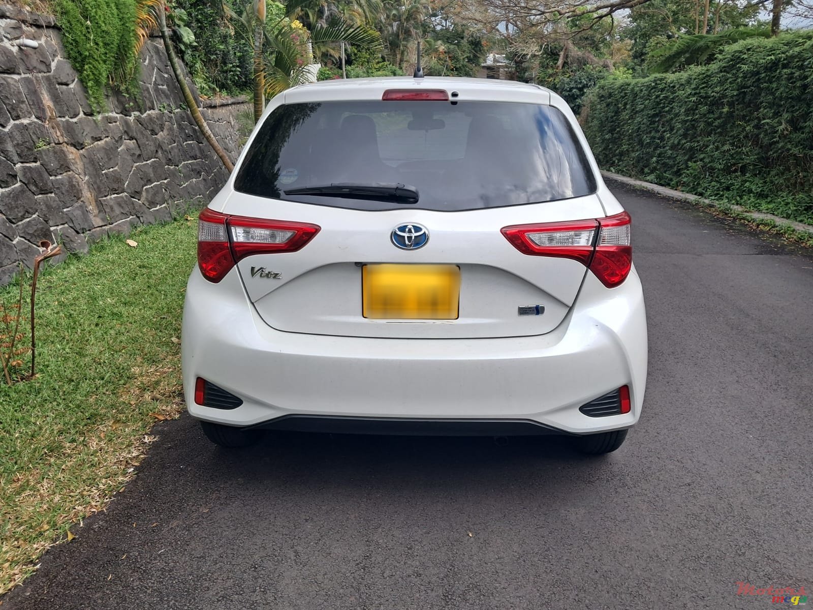 2017' Toyota Vitz Hybrid photo #6