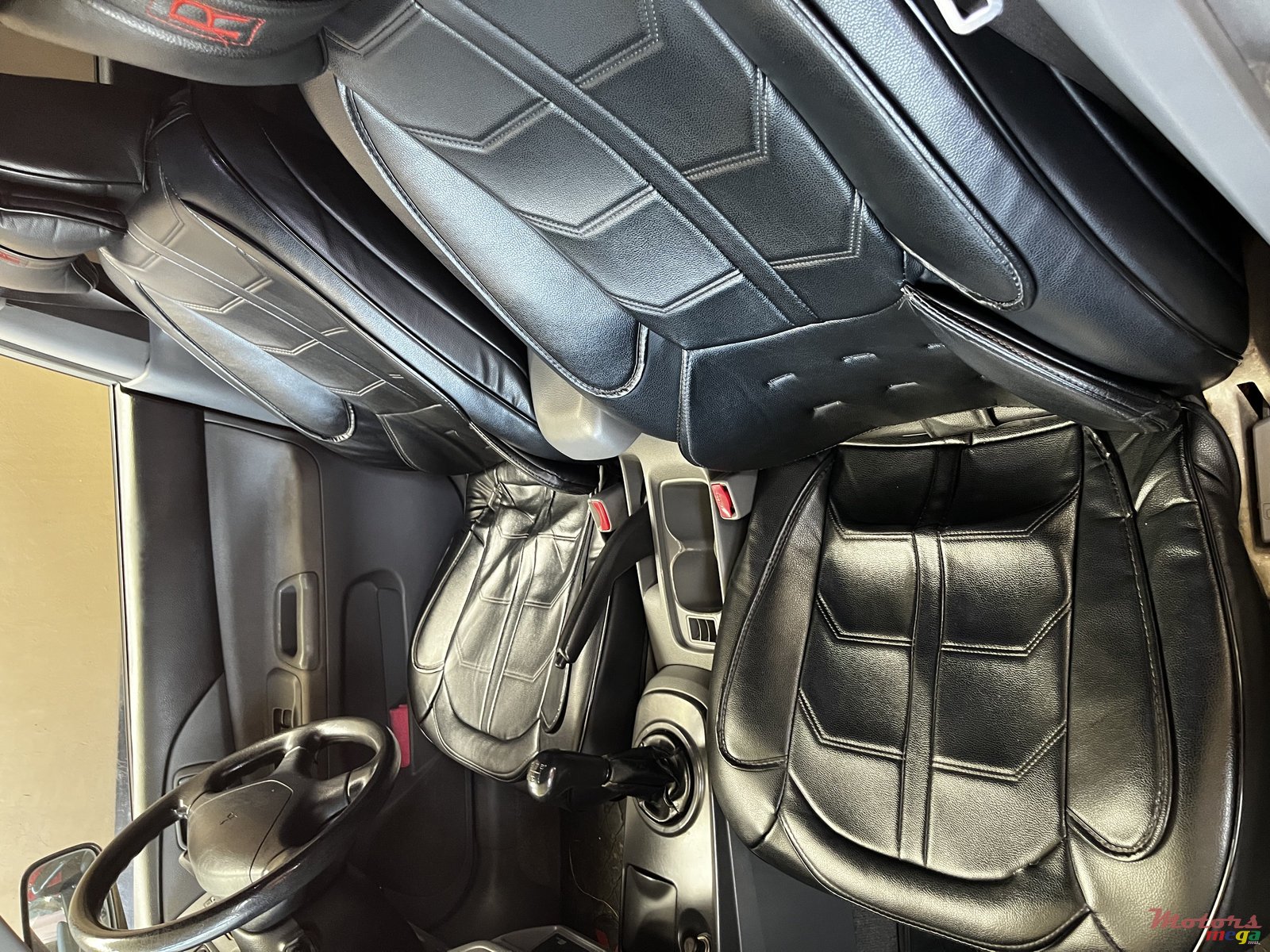 2005' Mitsubishi Lancer GLX photo #2