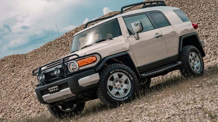 This Toyota FJ Cruiser Took 1,000 Hours to Restore. Time Well Spent