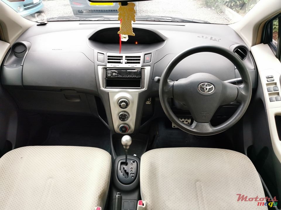 2006' Toyota Vitz photo #6