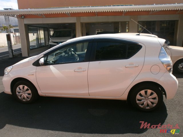 2013' Toyota Prius aqua photo #3