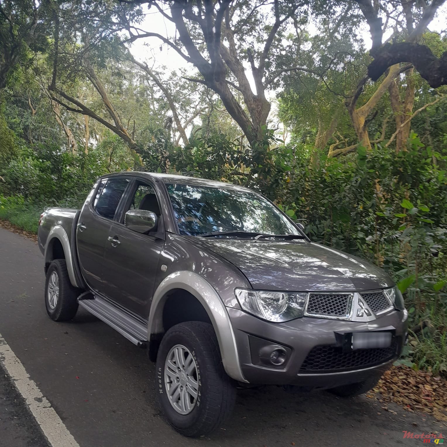 2010' Mitsubishi L 200 Sportero 4x4 photo #2