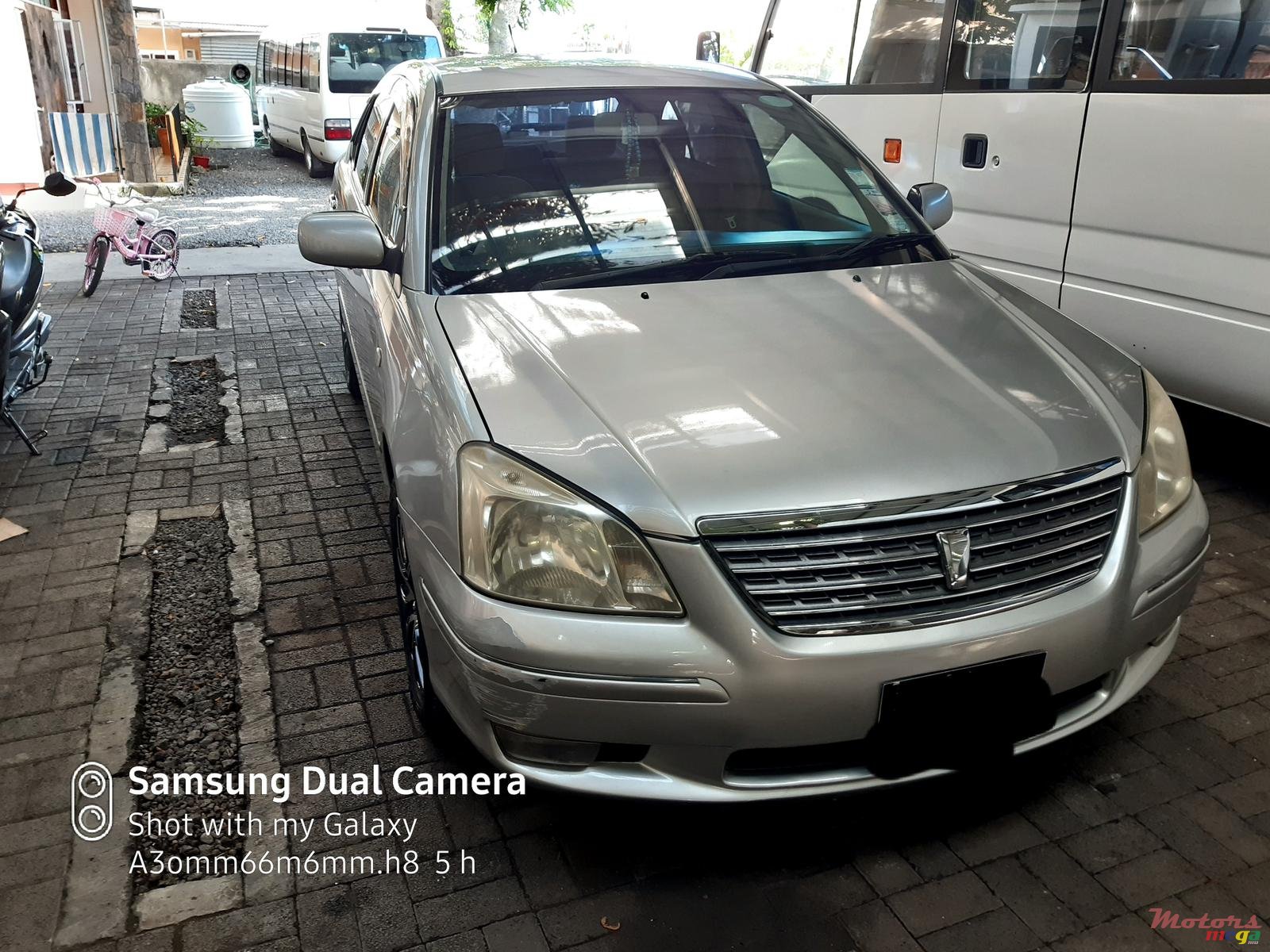 2004' Toyota Premio photo #1