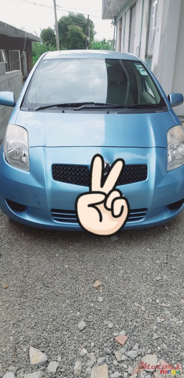 2006' Toyota Vitz photo #2