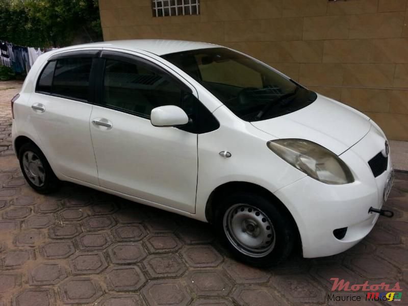 2006' Toyota Vitz photo #1