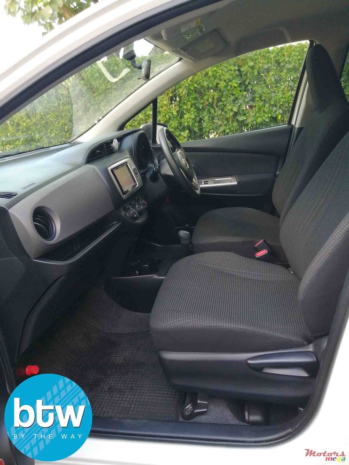 2015' Toyota Vitz photo #3