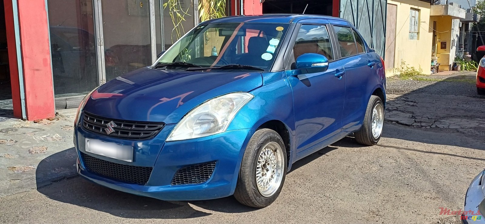 2013' Suzuki Swift Dsire photo #2