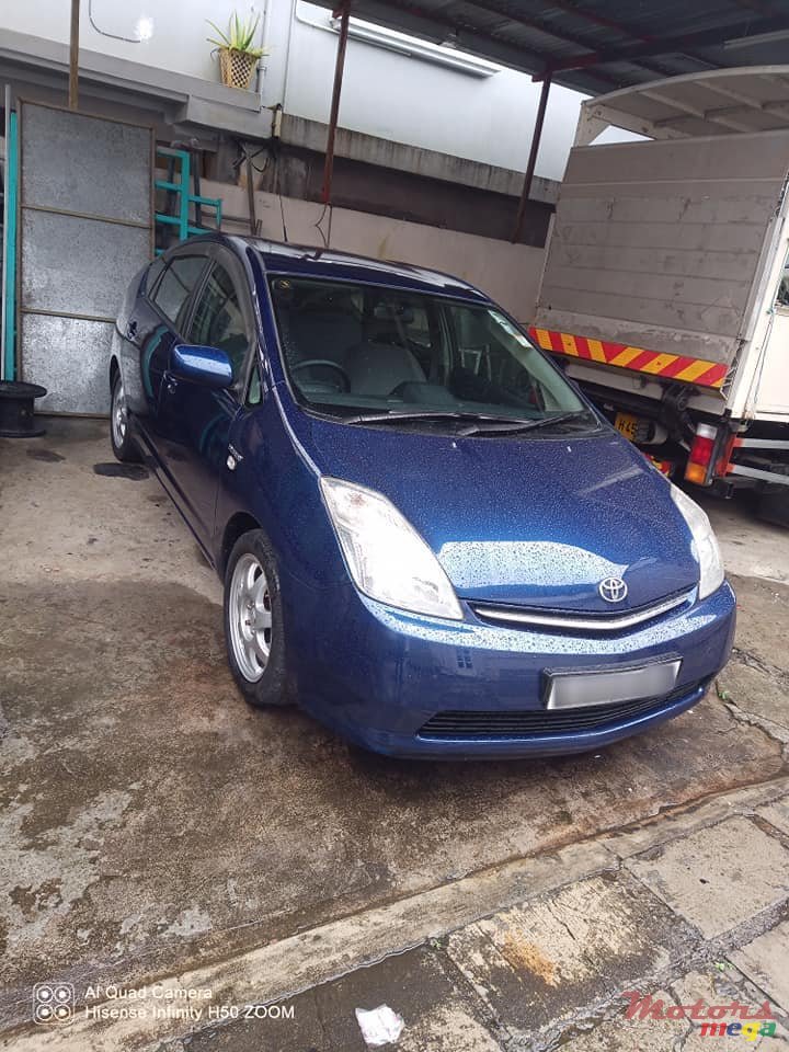 2008' Toyota Prius Version UK photo #1