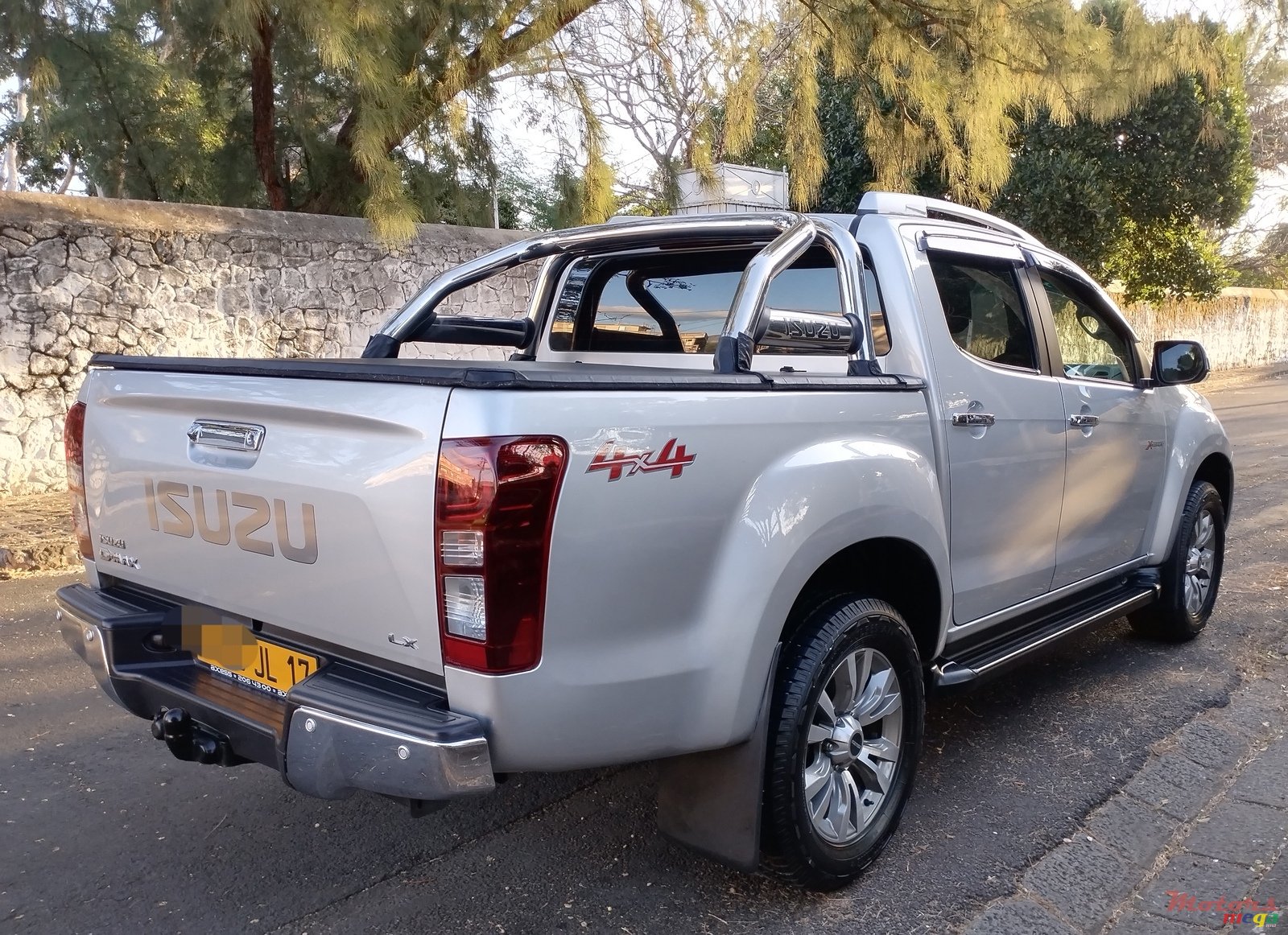 2017' Isuzu photo #6