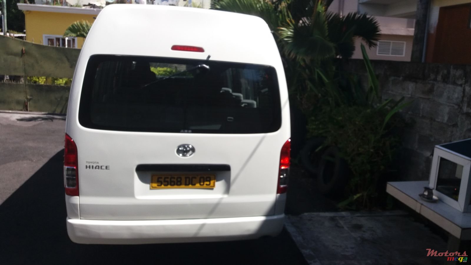 2009' Toyota HIACE photo #3