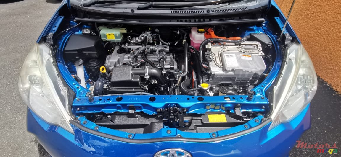 2013' Toyota Aqua photo #2