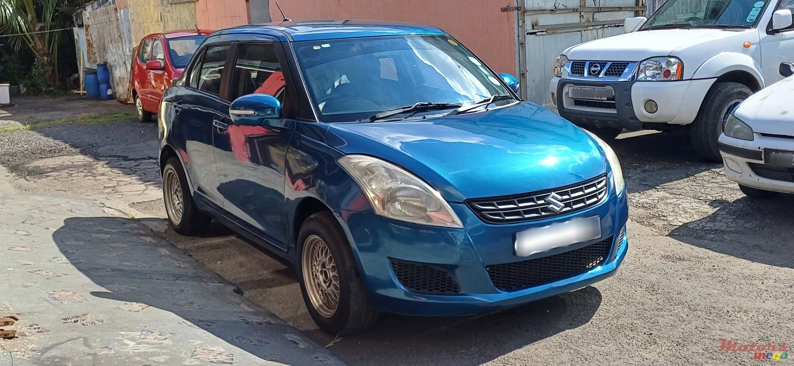 2013' Suzuki Swift Dsire photo #1