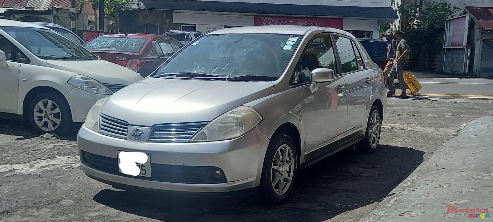 2005' Nissan Tiida photo #1