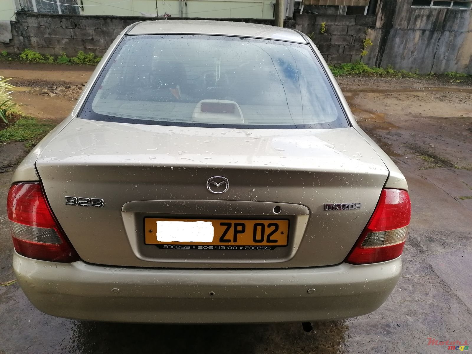 2002' Mazda 323 photo #2