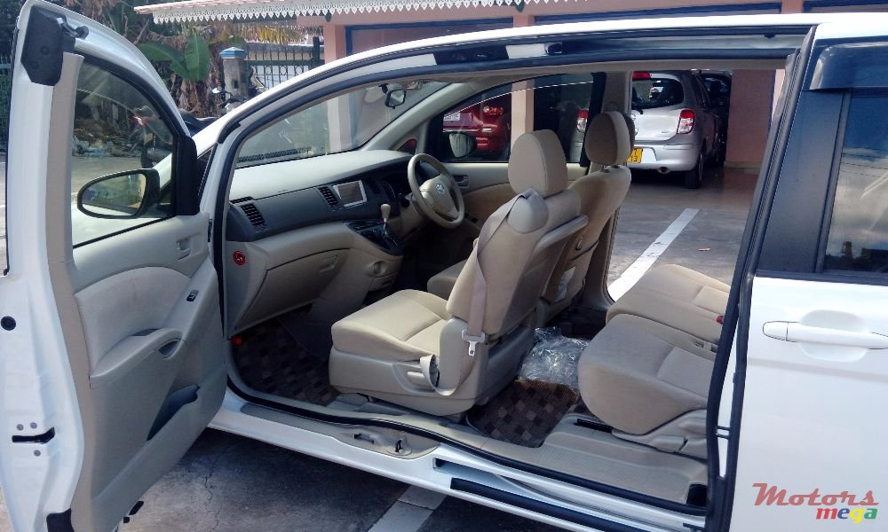 2013' Toyota Isis photo #5