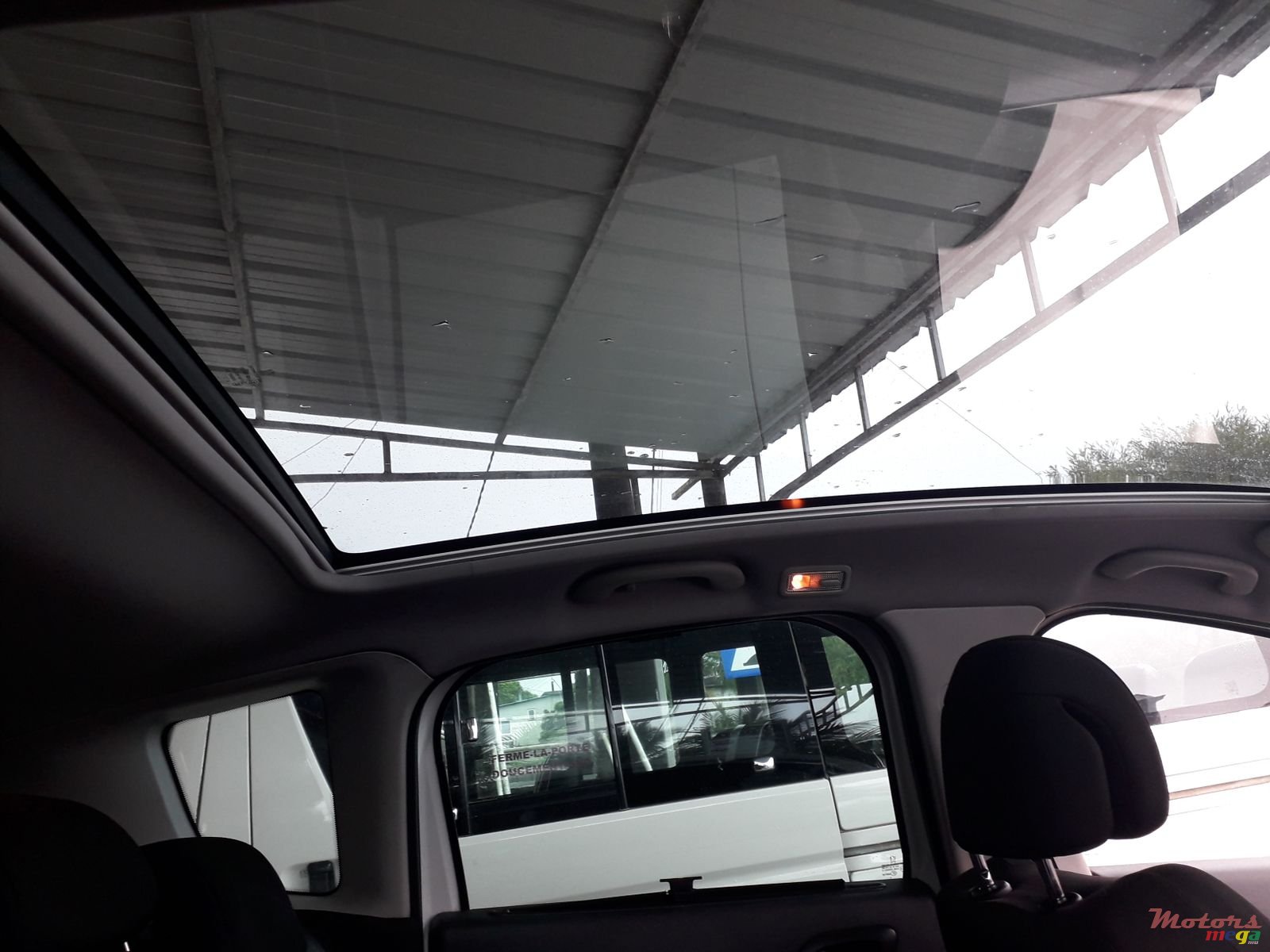 2011' Peugeot 3008 Panoramic view photo #5