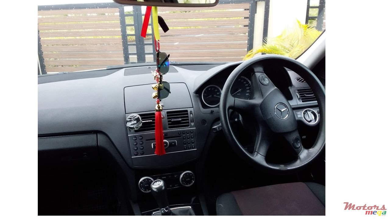 2010' Mercedes-Benz C-Class photo #3