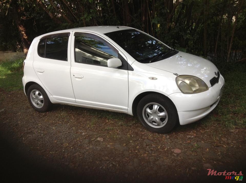 1999' Toyota Vitz photo #2
