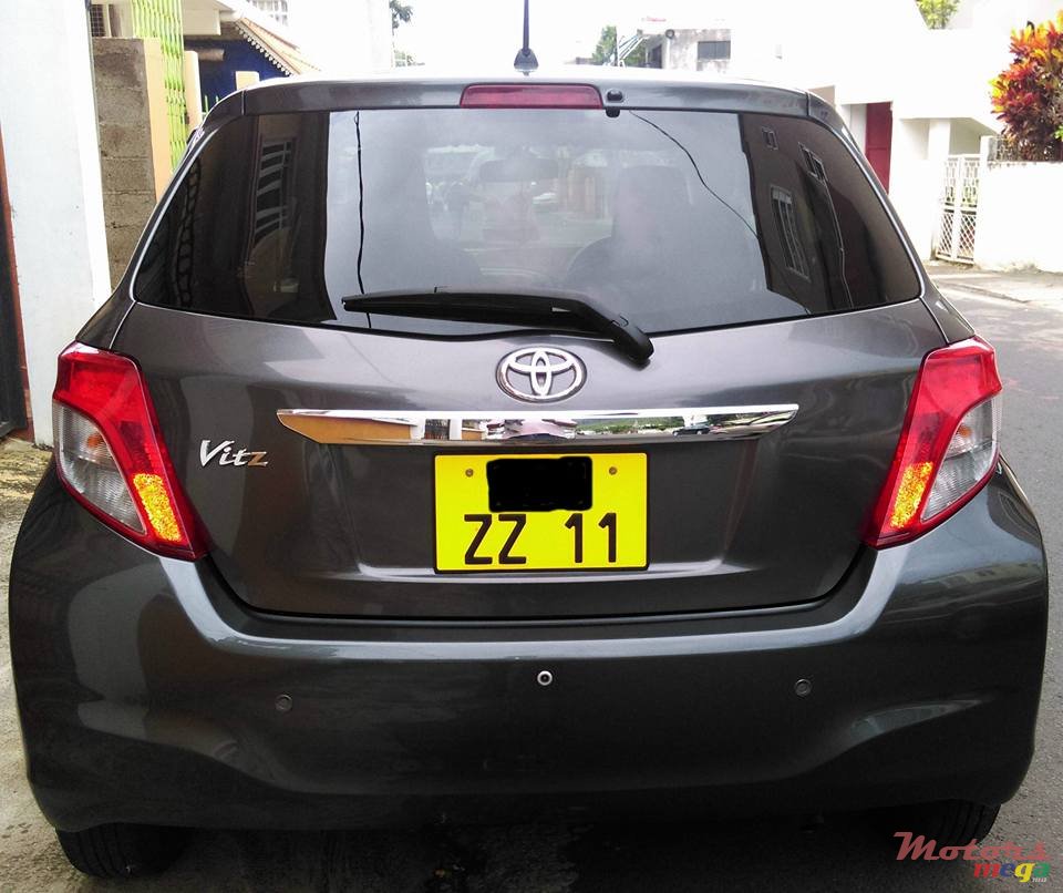 2011' Toyota Vitz 1000cc photo #6