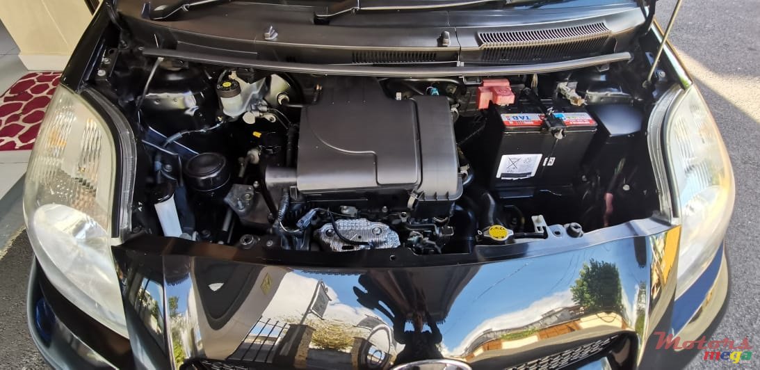 2009' Toyota Vitz photo #2