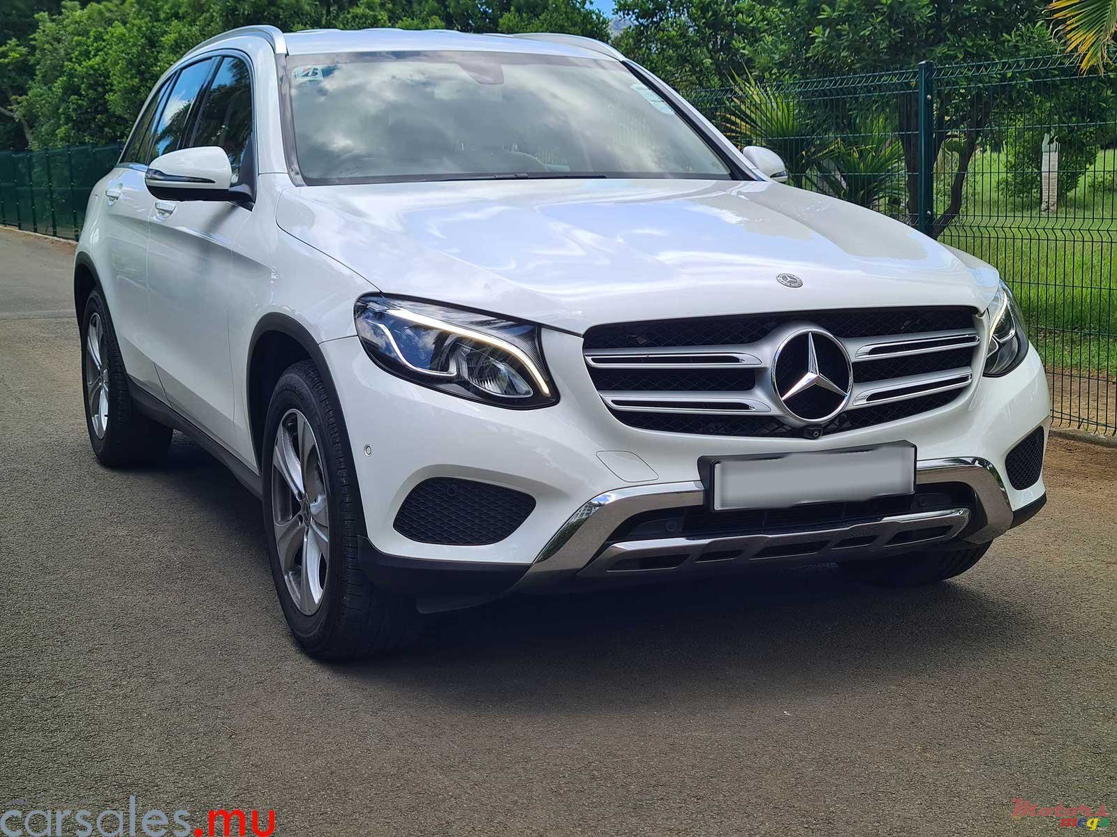 2017' Mercedes-Benz GLC 200 Avantgarde photo #2